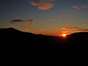 76 Da Costa Serina ammiriamo lo spettacolo del tramonto del sole che si abbassa sui monti Ubione e Linzone